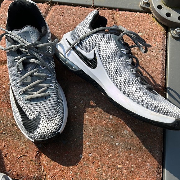 Nike Men's Air Max Infuriate Low Cool Grey / Black-White Ankle-High Basketball - Picture 2 of 3